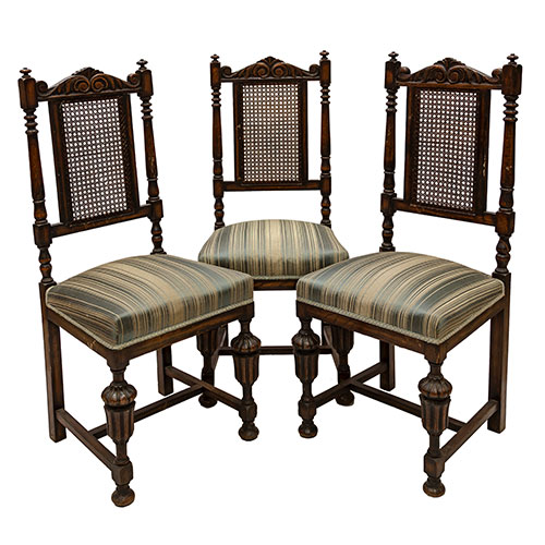 Sub.:9-On - Lote: 20 -  Cuatro sillas y un silln con respaldo de rejilla y tapicera azul de rayas, s. XX.