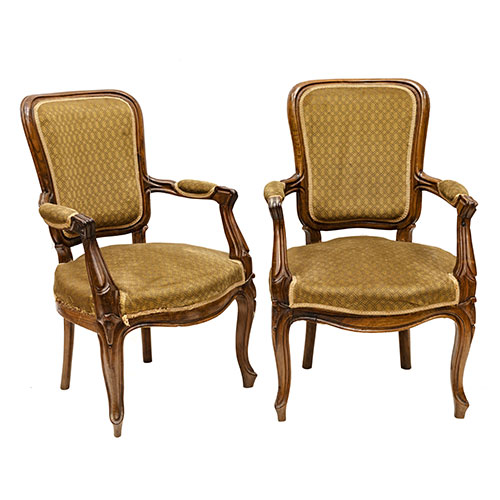 Sub.:9-On - Lote: 17 -  Pareja de sillones estilo Luis XV con tapicera marrn. Desperfectos en uno de los brazos.