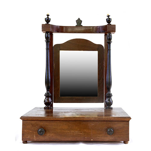 Sub.:9-On - Lote: 9 -  Tocador de mesa en madera tallada, con espejo basculante.