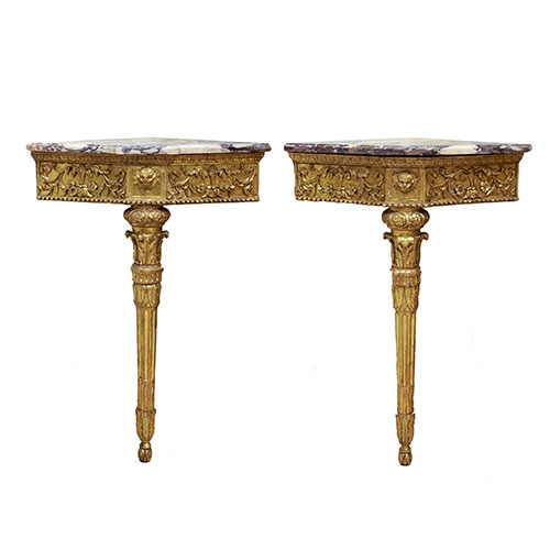 Sub.:9 - Lote: 524 -  Pareja de rinconeras en madera tallada y dorada con tapas en mrmol originales. Roma, s. XVIII.