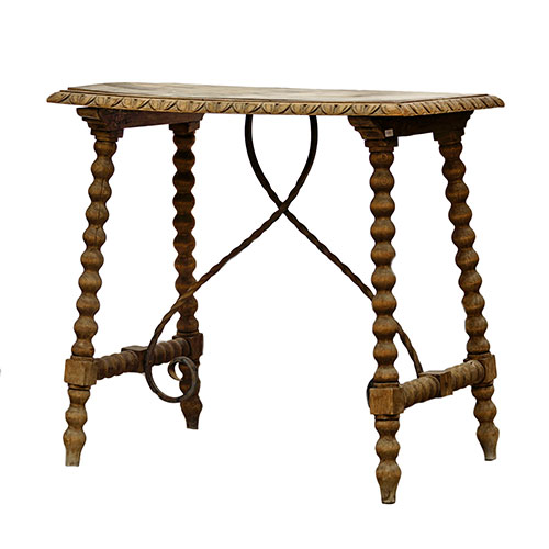 Sub.:1-On - Lote: 105 -  Pequea mesa bargueera en madera natural, con patas torneadas, chambranas y fiadores de hierro.