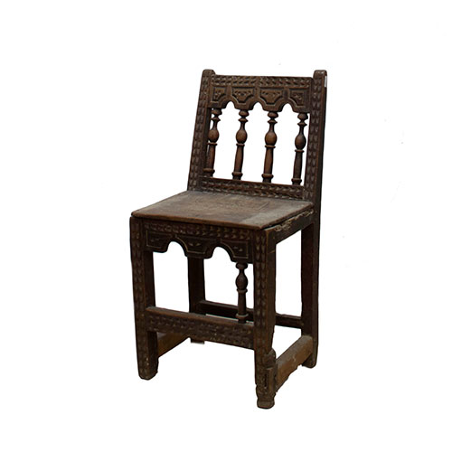 Sub.:1-On - Lote: 103 -  Pequea silla rstica en madera tallada.