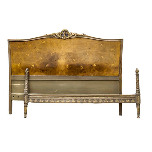 Sub.:1-On - Lote: 96 -  Lote de cabecero estilo Luis XV en madera con restos de dorado y piecero en madera tallada patinada y dorada. Rematado en copete y con decoracin de marquetera floral. Loscertales.