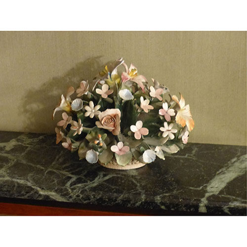 Sub.:1-On - Lote: 543 -  Centro de mesa en porcelana recreando un centro de flores. A tasar en sala.