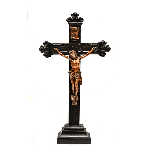 Sub.:1-On - Lote: 246 -  Cristo en plomo con p�tina cobriza. Sobre cruz en madera tallada con tornapuntas de sobremesa, ebonizada. De sobremesa.