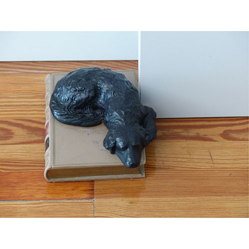 Sub.:1-On - Lote: 955 -  Sujetalibros en bronce con la figura de un perro dormido sobre un libro.