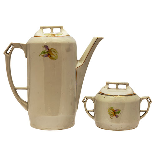 Sub.:1-On - Lote: 475 -  Cafetera y azucarero en porcelana esmaltada decorada con motivos florales sobre fondo blanco y ribetes dorados.