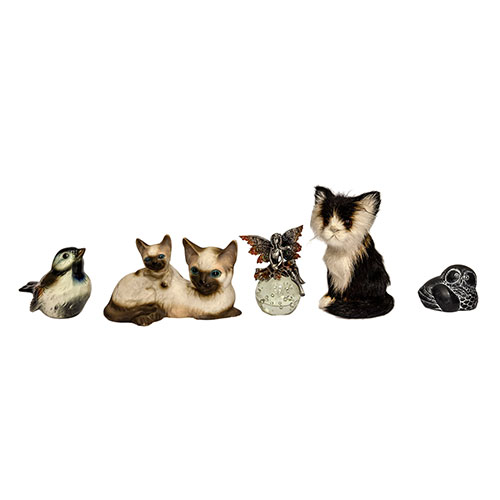 Sub.:1-On - Lote: 915 -  Lote formado por un hada de metal sobre bola de cristal, un gorrin en porcelana Goebel, bho en piedra negra, una figura de gatitos en resina y figura de gato con pelo.