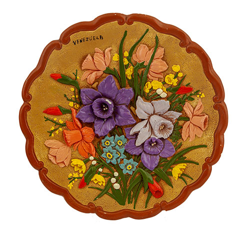 Sub.:1-On - Lote: 1069 -  Tondo en yeso para colgar con decoracin floral en relieve policromada.
