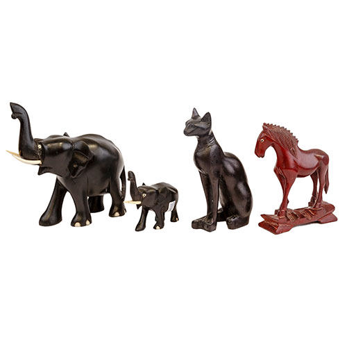Sub.:1-On - Lote: 251 -  Lote de cuatro figuras en madera tallada y piedra. Caballo en madera patinada, gato egipcio en piedra, y dos elefantes en ebano con colmillos de marfil.