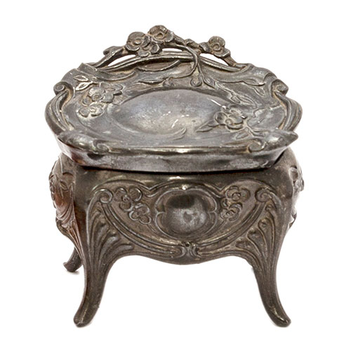 Sub.:1-On - Lote: 895 -  Caja joyero en estao con forro interior, emulando una cmoda de estilo Luis XV, con decoracin floral repujada.