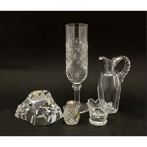 Sub.:1-On - Lote: 751 -  Lote de vinagrera, copa y soporte de vela en cristal tallado, salero en cristal tallado con tape de plata y pisapapeles en cristal grabado.