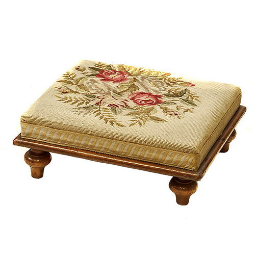 Sub.:1-On - Lote: 123 -  Escabel tapizado con motivos florales.