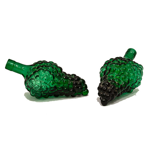 Sub.:1-On - Lote: 791 -  Pareja de botellas en cristal tintado en verde oscuro con forma de racimos de uvas.