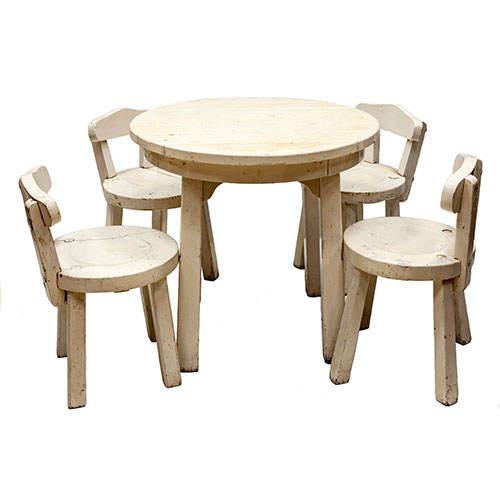 Sub.:1-On - Lote: 94 -  Lote formado por mesa y cuatro sillas infantiles en madera patinada en blanco. Falta una pata de una silla.