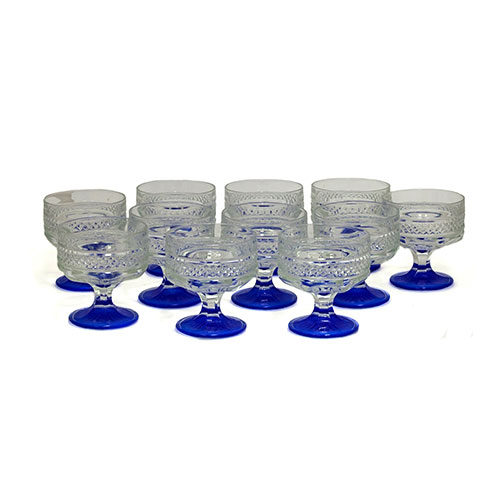Sub.:1-On - Lote: 792 -  Lote de 11 copas de helado en cristal prensado con base tintada en azul.