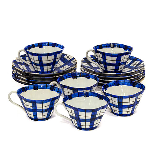 Sub.:1-On - Lote: 461 -  Lote de 6 tazas con 10 platos en porcelana con decoracin a cuadros azules. Desperfectos.