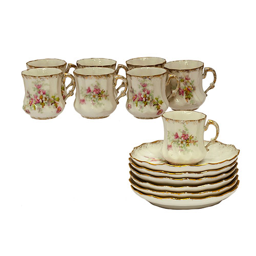 Sub.:1-On - Lote: 493 -  Lote de 10 tazas y 6 platos en porcelana con decoracin floral. Desperfectos.