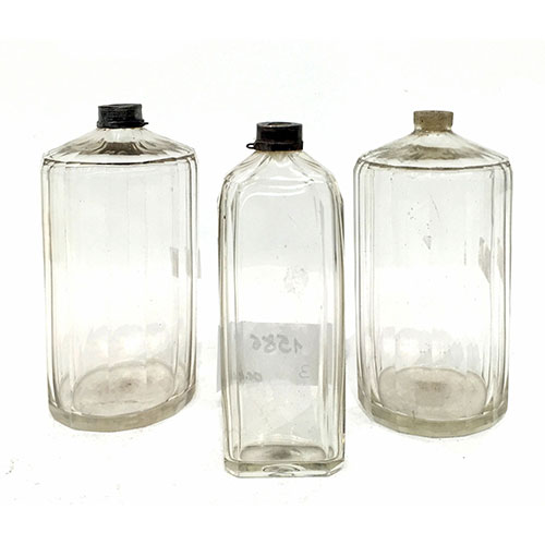 Sub.:1-On - Lote: 748 -  Tres frascos de tocador en vidrio incoloro tallado, s. XIX.