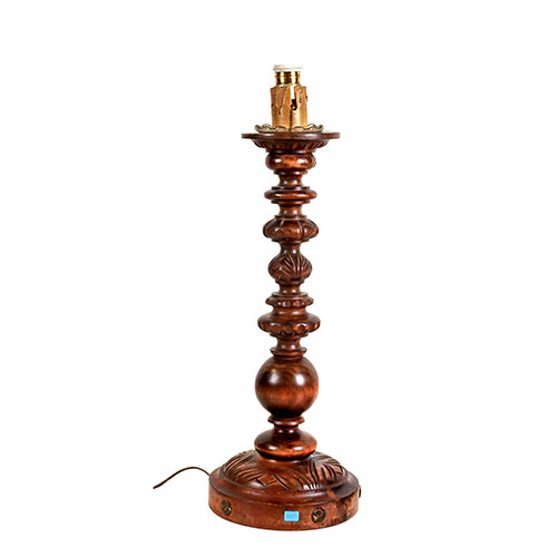Sub.:1-On - Lote: 157 -  Lmpara de mesa. En madera tallada, con base circular y fuste torneado.