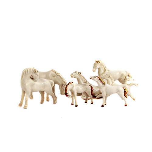 Sub.:1-On - Lote: 443 -  Lote de siete caballos en porcelana blanca con detalles dorados.