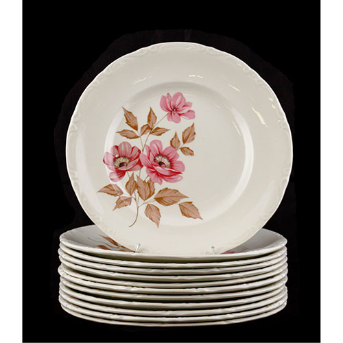 Sub.:1-On - Lote: 444 -  Doce platos de postre. En porcelana blanca con decoracin floral rosa.