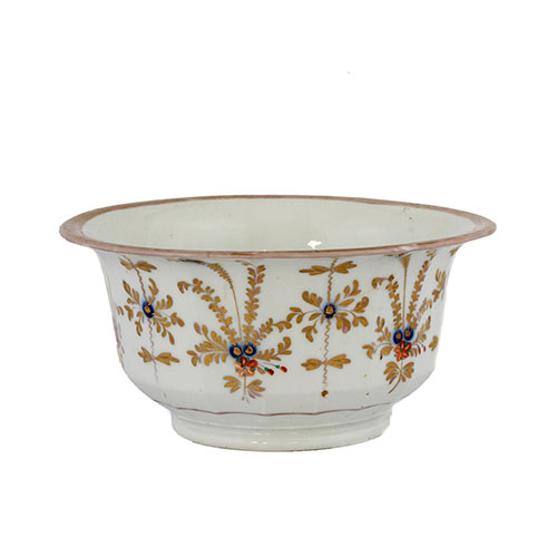 Sub.:1-On - Lote: 474 -  Frutero de porcelana con decoracin floral en azul y oro. Afacetado.