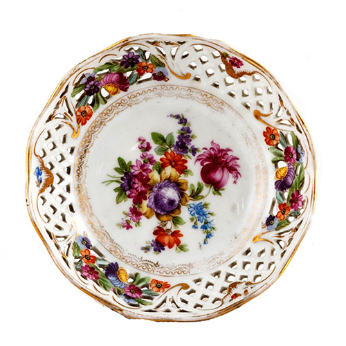 Sub.:1-On - Lote: 551 -  Platito de porcelana con orla calada y decoracin floral. Dresden.