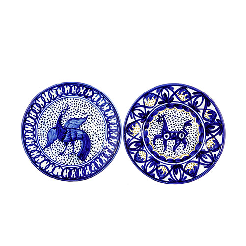 Sub.:1-On - Lote: 341 -  Pareja de platos en cer�mica azul vidriada, con decoraci�n de motivos zoomorfos simplificados, pavo real y gacela, enmarcados por orlas decorativas y vegetales en el borde.
