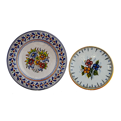 Sub.:1-On - Lote: 342 -  Lote de dos platos en cer�mica esmaltada de Talavera con centros de flores y orlas vegetales en el exterior del ala.