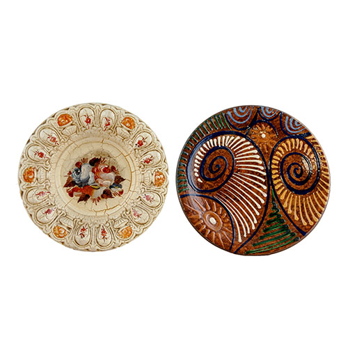 Sub.:1-On - Lote: 345 -  Lote de dos platos en cer�mica vidriada. Uno con escena central y decoraci�n con orla de arquer�as en relieve. Otro vidriado, con motivos org�nicos de caracolas esquematizadas.
