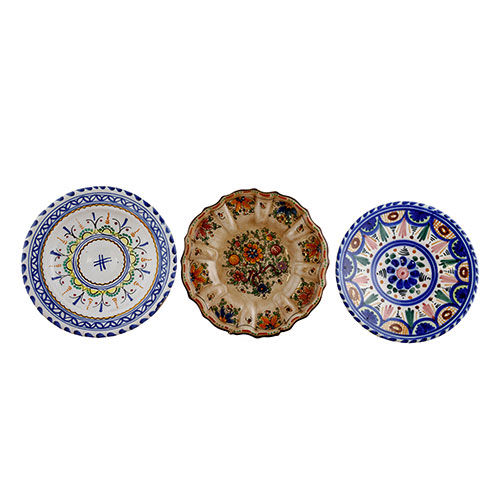 Sub.:1-On - Lote: 347 -  Lote de tres peque�os platos en cer�mica esmaltada. Uno de ellos con ala alabeada y motivos florales. Los otros con decoraci�n radial de corte geom�trico y cenefas en el ala externa.