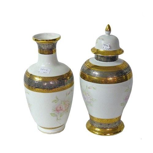 Sub.:1-On - Lote: 429 -  Realizados en porcelana blanca decorada en verde y oro. Jarrn con pelo. (presenta marcas).