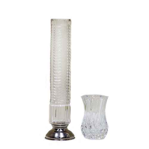Sub.:1-On - Lote: 739 -  Violetero en cristal tallado con pie de metal plateado y pequeo florero en vidrio tallado.