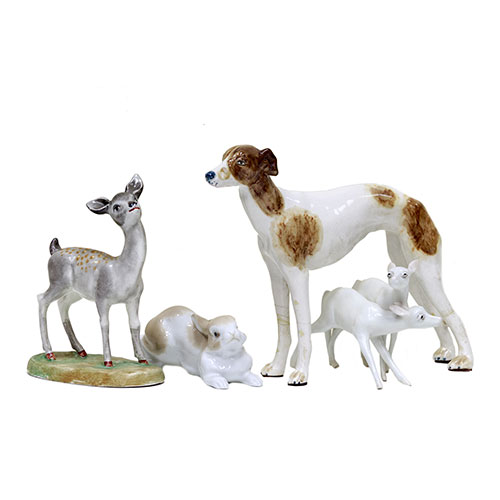 Sub.:1-On - Lote: 471 -  Lote formado por cuatro figuras de animales en porcelana: perro, conejo, cierva y grupo de dos gacelas.