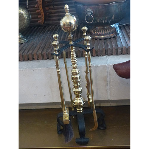 Sub.:1-On - Lote: 981 -  Juego de atizadores de chimenea en hierro y bronce dorado.