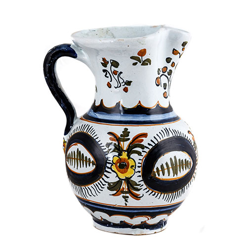 Sub.:1-On - Lote: 277 -  Jarra globular en cermica de Talavera. Con decoracin polcroma, cenefas oscuras y motivos florales sobre fondo blanco.