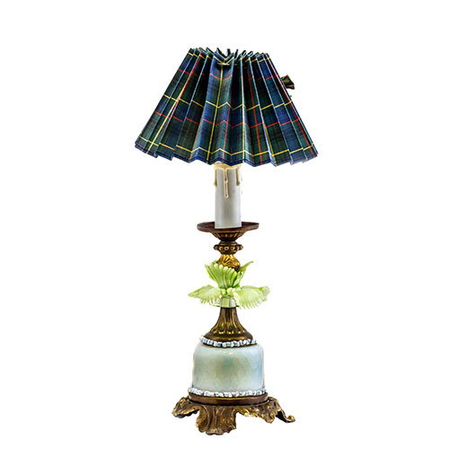 Sub.:1-On - Lote: 185 -  L�mpara de sobremesa con fuste en cristal de Murano y bronce, y pantalla plisada.