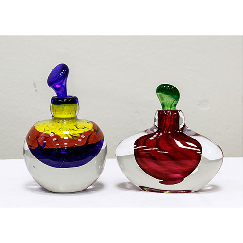Sub.:1-On - Lote: 755 -  Lote de dos frascos de perfume en cristal de murano con combinacin de colores y cristal limpio. Incluyen tapes, uno con desperfectos.