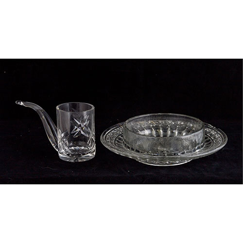 Sub.:1-On - Lote: 736 -  Lote formado por dos piezas de cristal tallado, un vaso y recipiente.