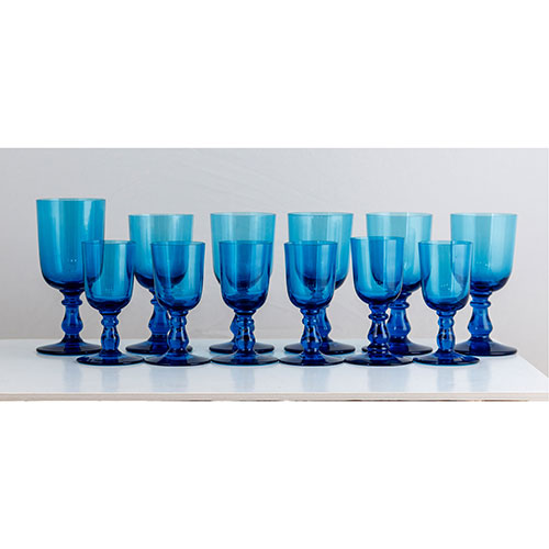 Sub.:1-On - Lote: 732 -  Conjunto formado por 15 copas de cristal en color azul de tres tamaos diferentes.