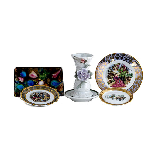 Sub.:1-On - Lote: 1051 -  Lote de sies piezas, tres platos decorados con diferentes motivos y pequeo violetero en cermica y porcelana, y pequea bandejita en metal esmaltado.