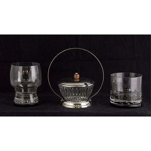 Sub.:1-On - Lote: 809 -  Lote formado por vaso y copa en cristal con decoracin en la base y azucarero en cristal tallado con tapa y detalles en metal.