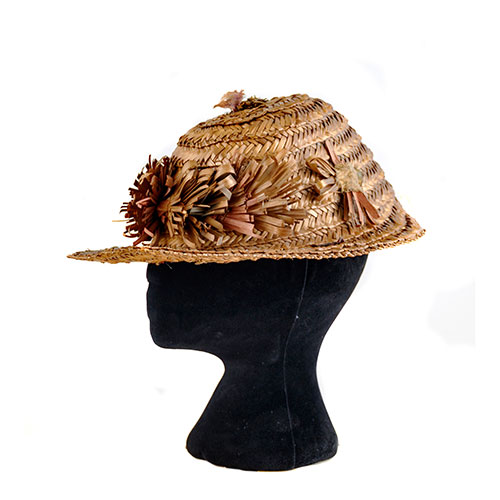 Sub.:1-On - Lote: 1080 -  Sombrero tipo Fedora en paja. Con guirnalda pintada en la cinta y remates de tela en el ala.