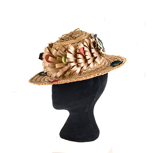 Sub.:1-On - Lote: 1081 -  Sombrero en enea de tipo Fedora. Con motivos florales en el ala, guirnalda en enea, tela en la cinta y remate superior con motivo floral trenzado en la copa.