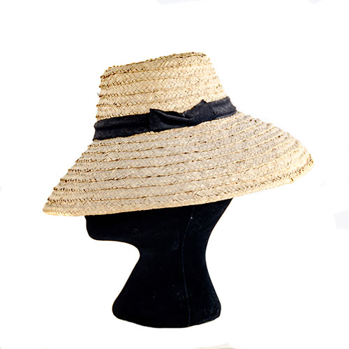 Sub.:1-On - Lote: 1082 -  Sombrero de enea de tipo Flopy con cinta de tela negra y ala ancha.