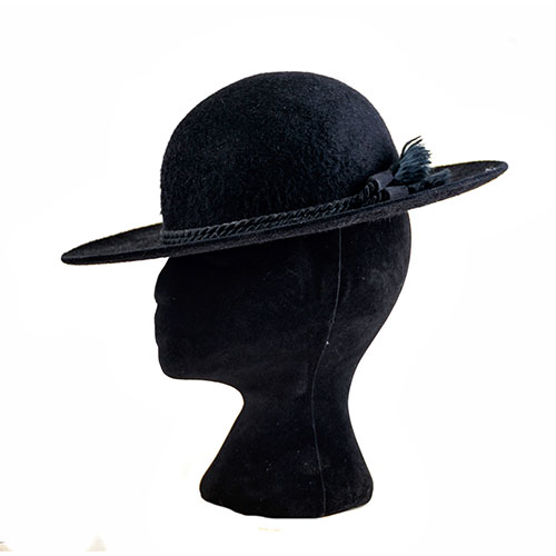 Sub.:1-On - Lote: 1084 -  Sombrero de cura en fieltro negro forrado al interior con seda morada. Inscripcin interior 