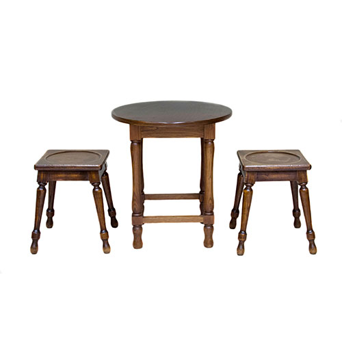 Sub.:1-On - Lote: 26 -  Lote de mobiliario de jardn, formado por pequea mesa redonda y tres taburetes de asiento cuadrado. De corte rstico o provenzal.