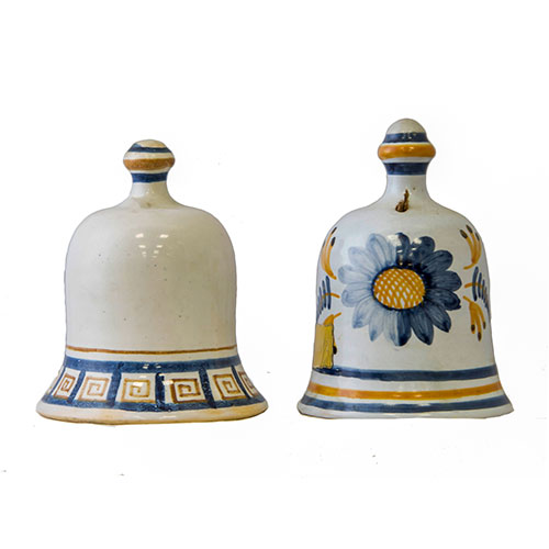 Sub.:1-On - Lote: 312 -  Lote de dos campanas en cermica esmaltada con motivos florales y geomtricos en azul y amarillo sobre fondo de engobe blanco.