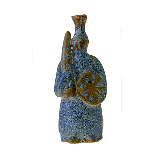Sub.:1-On - Lote: 323 -  Figura en cermica esmaltada y vidriada en azul y oro. Imitacin de guerrero antiguo.